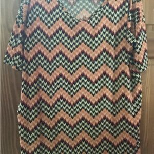 LuLaRoe women’s Irma tunic top in houndstooth type print